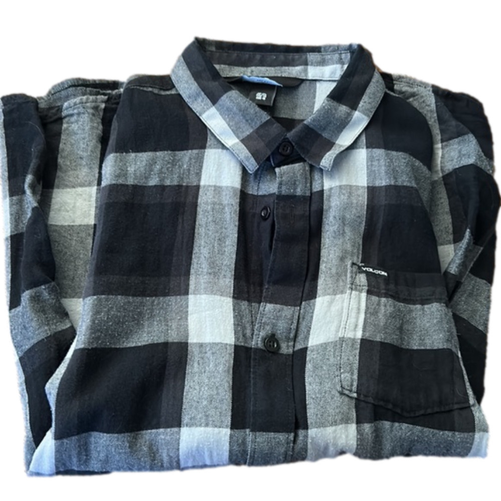🌿Volcom Grey and Black plaid button down flannel, Youth XL🌿